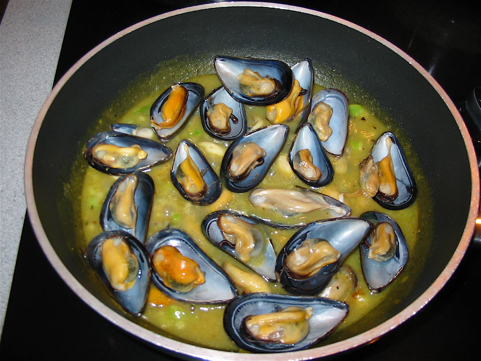 Moules Au Cari, Polon