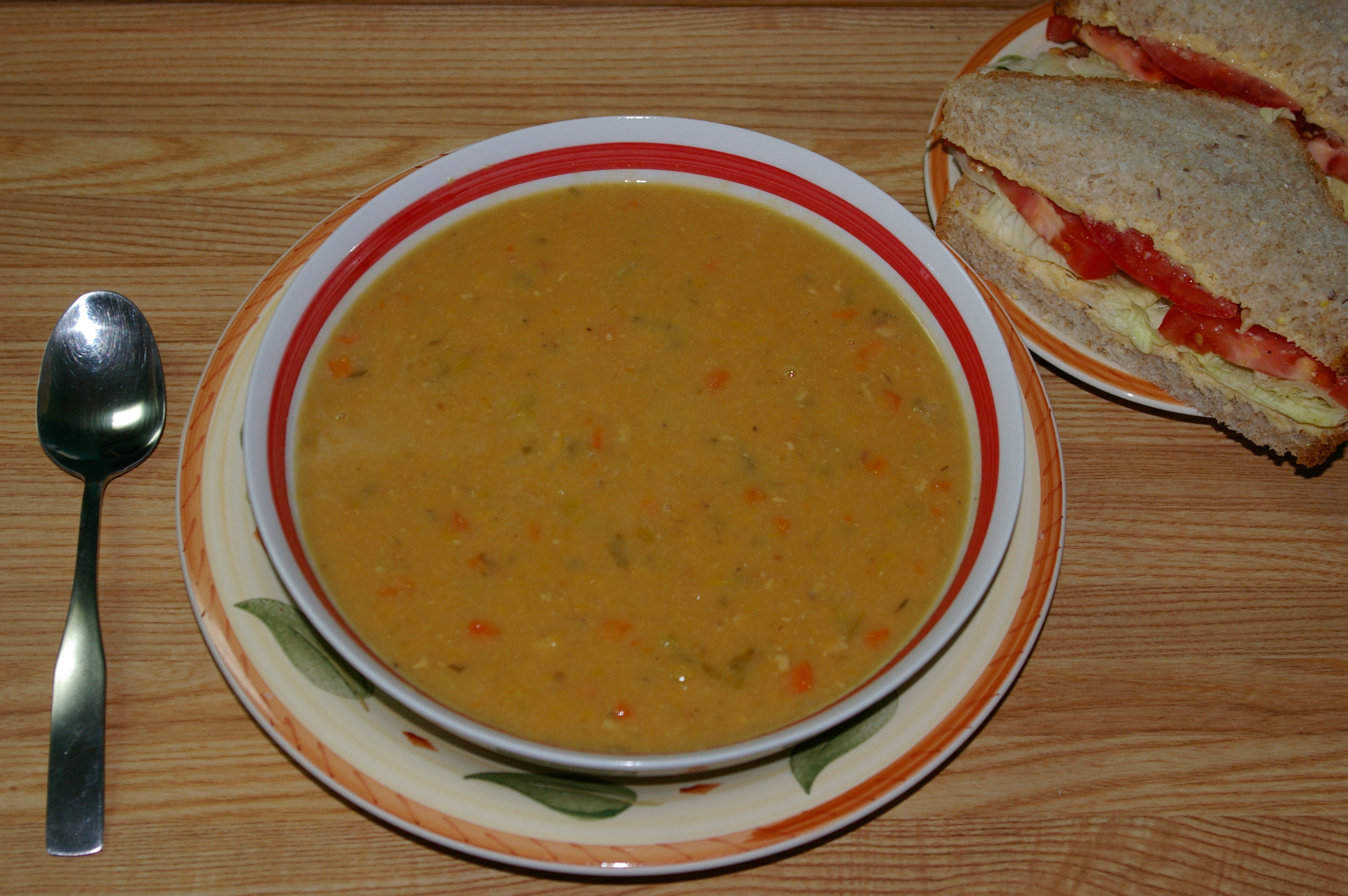 Soupe Aux Pois Et Sandwich Hummus