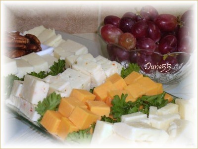 ~ Mon Souper D''amis... Le Plateaux De Fromages Et Les Raisins Et Les Noix ~