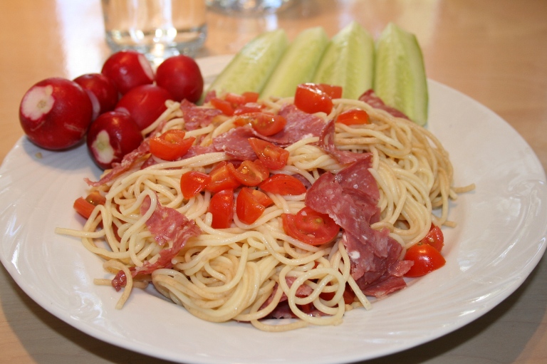 Salade De Spaghettinis Aux Tomates Et Saucisson Genoa