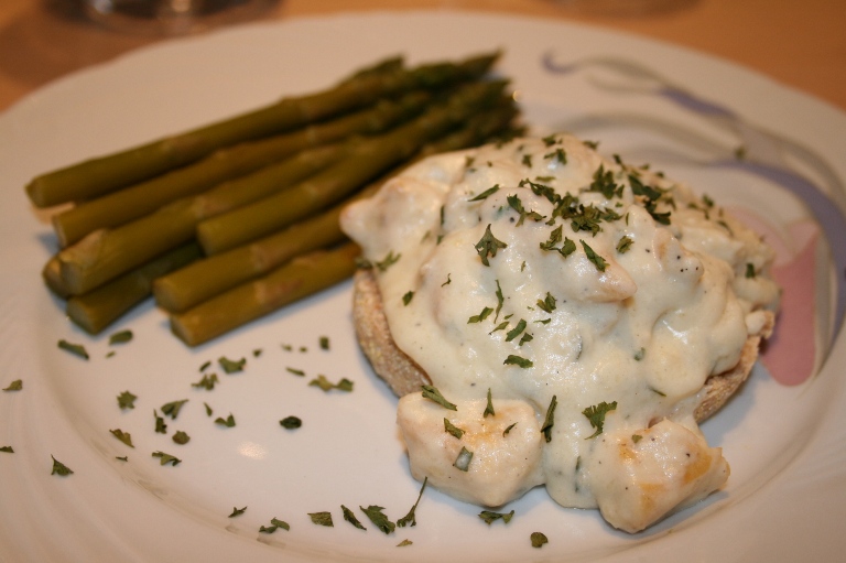 Poulet  La Sauce Parmesan Sur Muffin Anglais