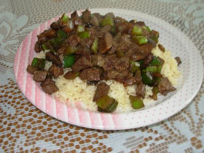 Saut de lgumes sur un nid de riz