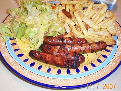 Saucisses de porc, frites et salade