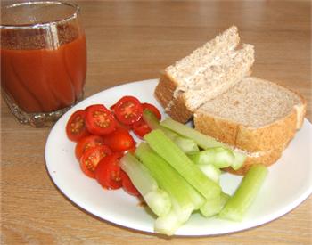 Sandwich saumon, tomate, et rudit