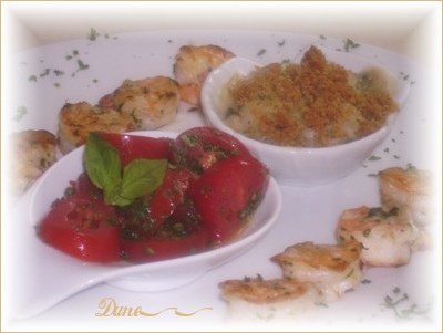 ~ Des crevettes marin  l'ail ainsi qu'une coquilles de ptoncles et une petite salade de tomates ~