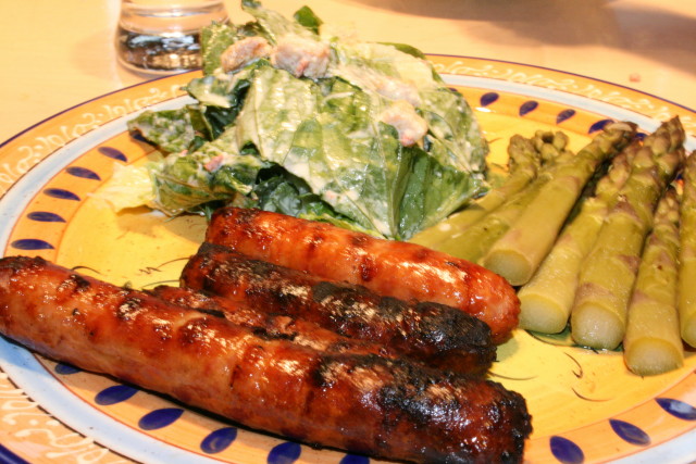 Saucisses de porc, salade cesar et asperges