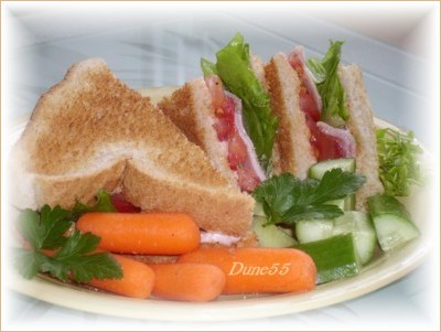 ~ Un Sandwich Aux Tomates-jambon Avec De La Salade Et Des Crudits ~