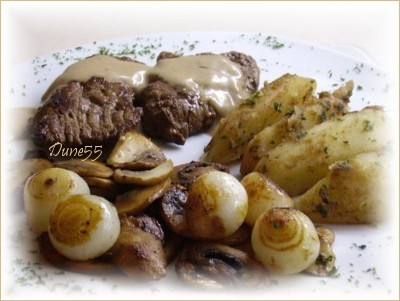 ~ Du Steak, Avec Des Patates Et Des Oignons Et De Champignons Rtis ~