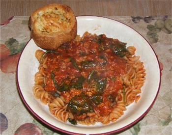 rotini sauce aux saucisse et pinards de COUP DE POUCE et pain  l'ail