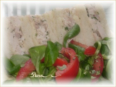 ~ Sandwich au poulet avec une petite salade de mche et des tomates ~