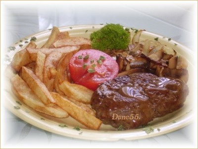 ~ Steak Hach Avec Oignons Et Champignons Rtis Et Frites Et Petite Tomate ~