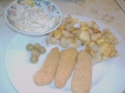 Croquettes Aux Poulet,sauce Tartare,petites Patates Rties,olives