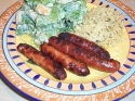 Saucisses de porc, riz grec et salade cesar